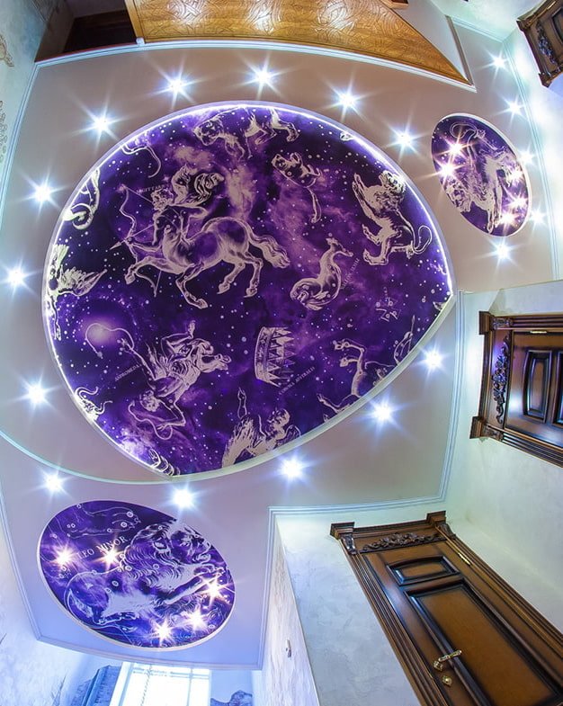 techo tensado morado con estampado