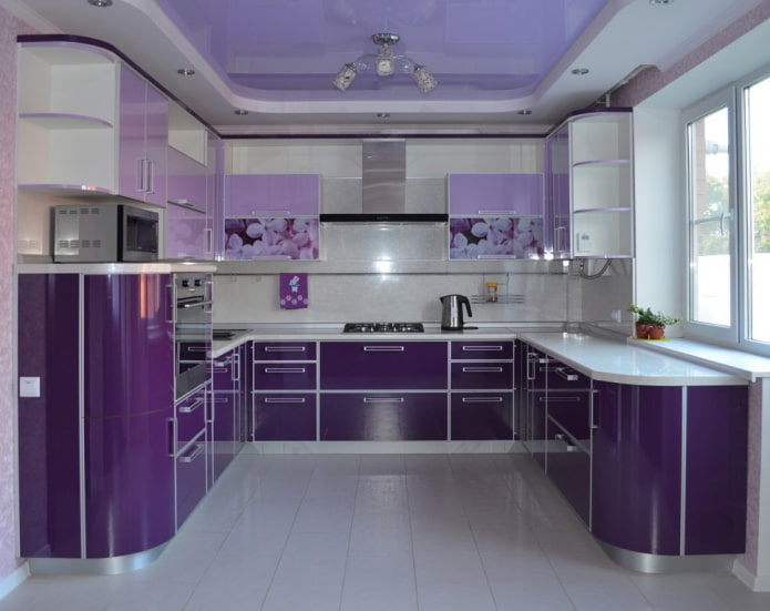 techo violeta en la cocina