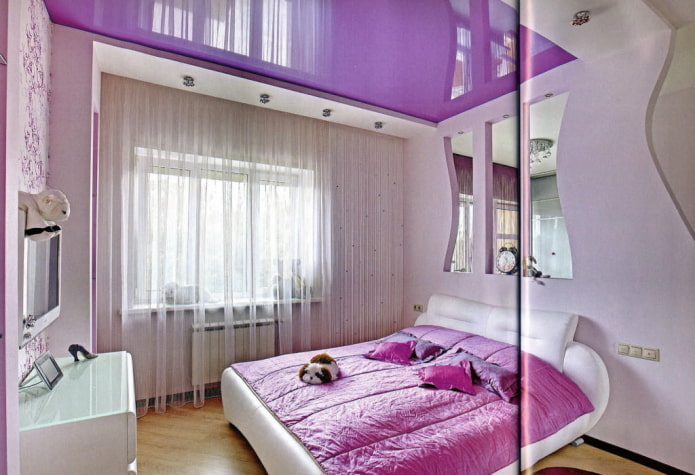Techo morado en el dormitorio