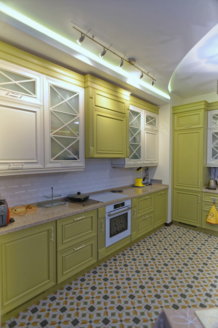 cocina de estilo clásico con tiradores dorados
