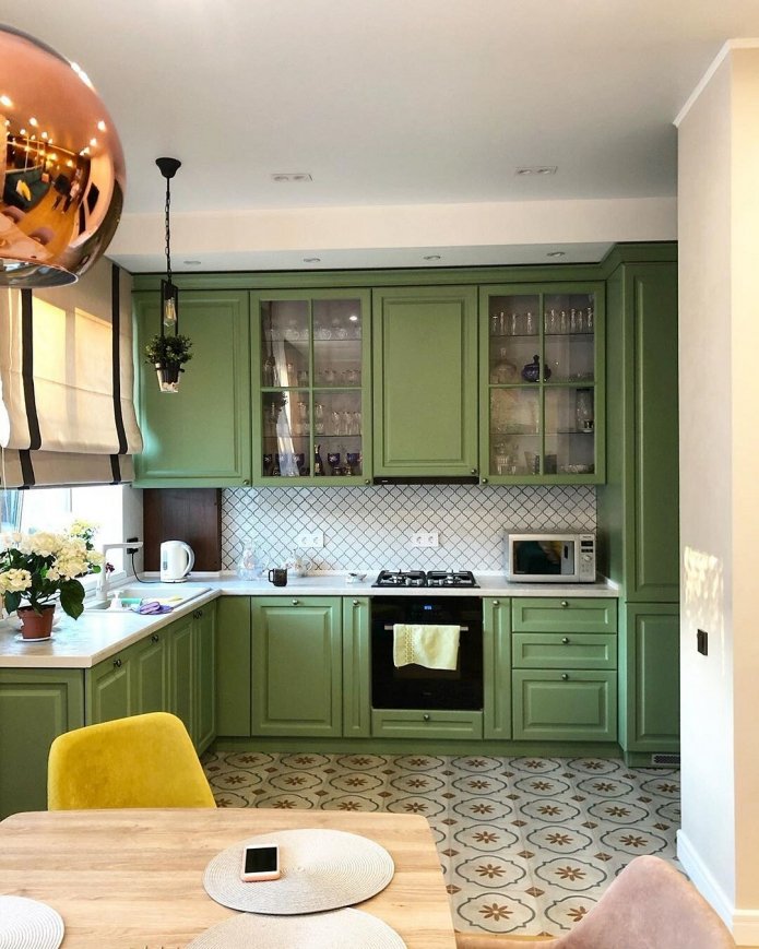 encimera blanca en la cocina