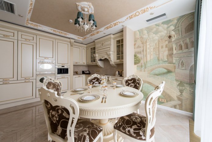 Decoración de estuco en el techo de la cocina