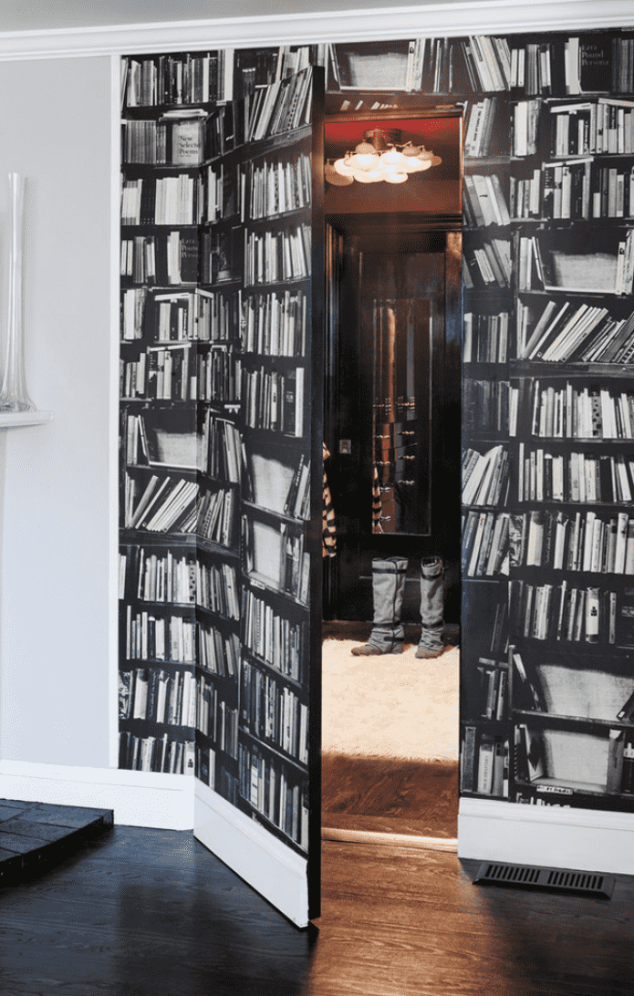 La puerta y parte de la pared están decoradas con la impresión de un libro.