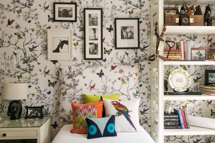 Papel pintado con mariposas y pájaros