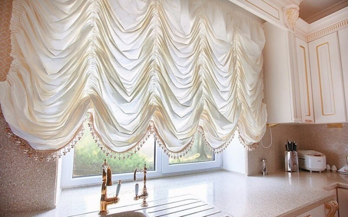 Cortinas francesas en el interior de la cocina