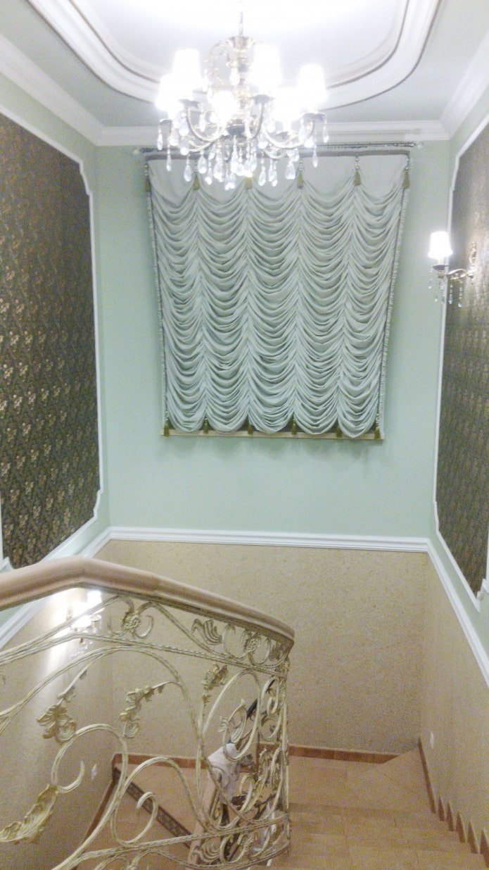 cortinas toldo en la ventana de la escalera
