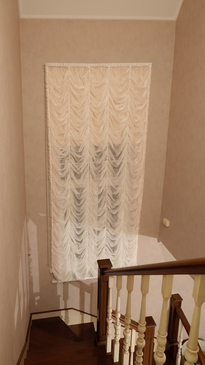 cortinas francesas en la ventana de la escalera