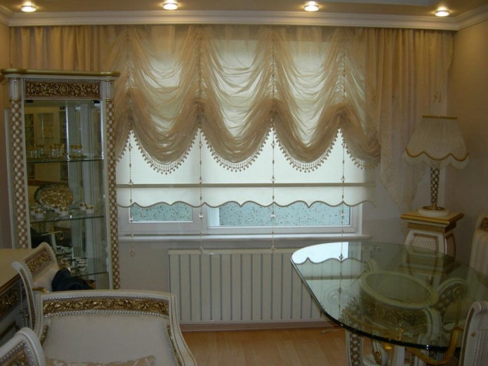 Cortinas francesas beige en el interior