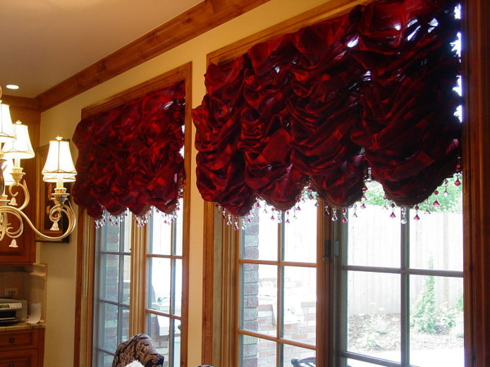 Cortinas francesas rojas en el interior