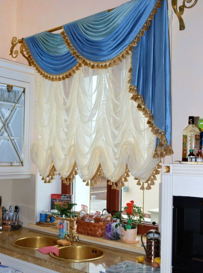 Cortinas de toldo decoradas con borlas