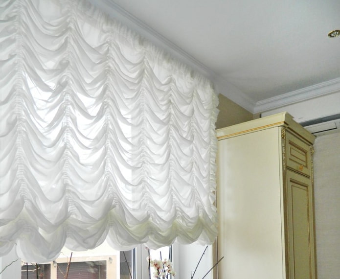 cortinas blancas tipo toldo en el interior