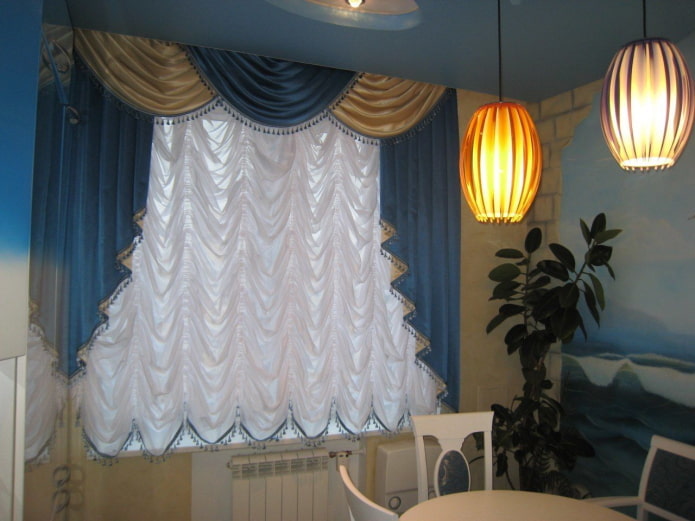 Cortinas francesas en el interior de la cocina