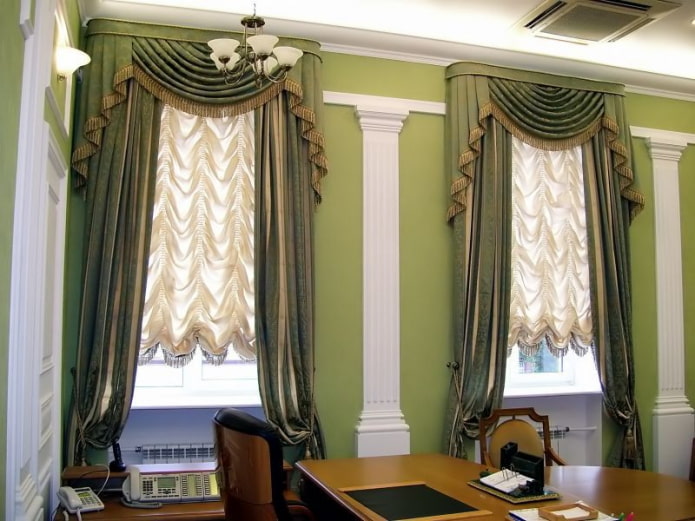 Cortinas francesas con flecos en el interior