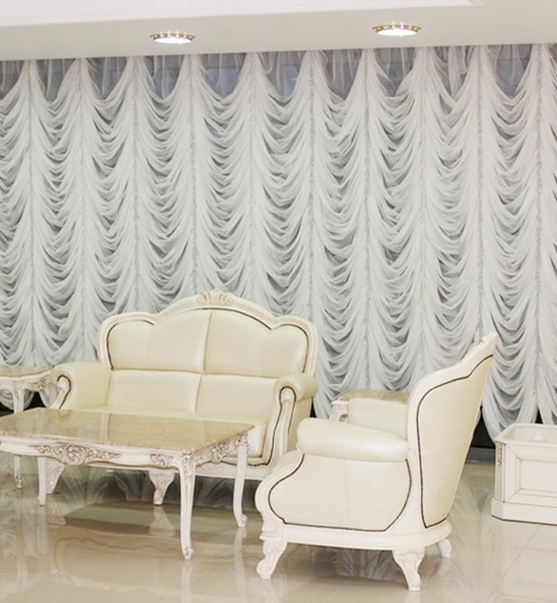 cortinas blancas tipo toldo en el interior