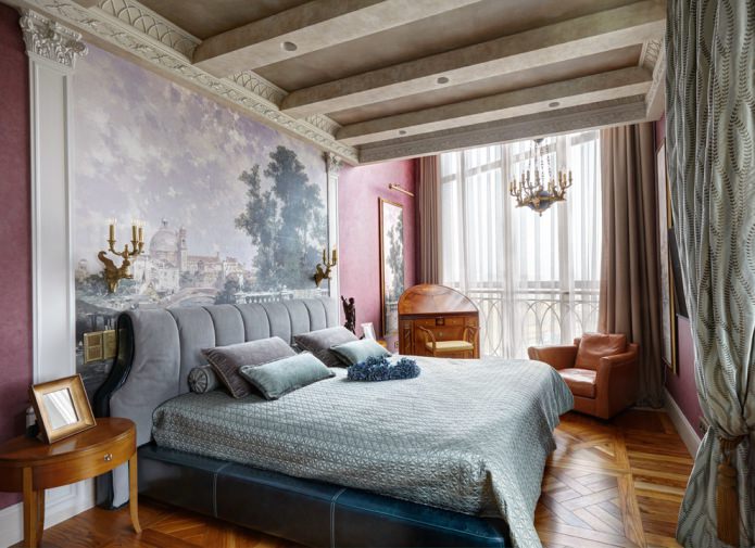 La pared de la cabecera de la cama en el dormitorio de estilo clásico está decorada con pintura sobre tela no tejida