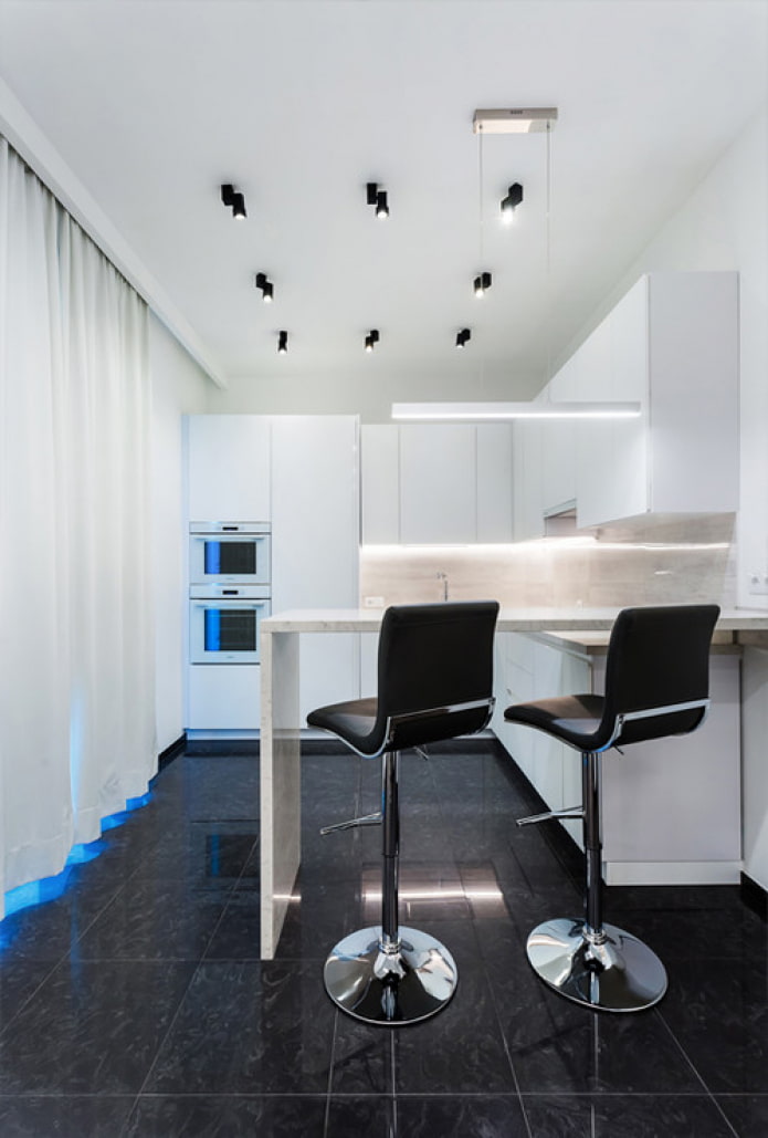 cocina blanca con barra