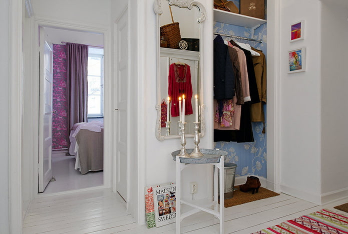 Vestidor en un nicho en el interior del pasillo
