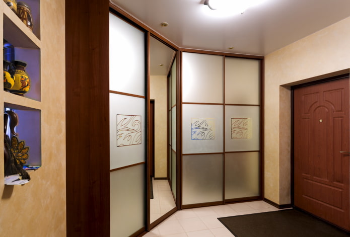 Diseño de vestidor en el pasillo interior