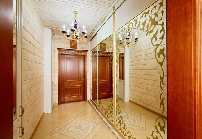 Diseño de vestidor en el pasillo interior