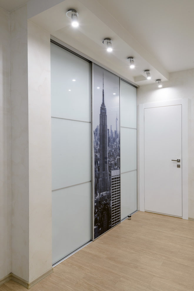 Diseño de vestidor en el pasillo