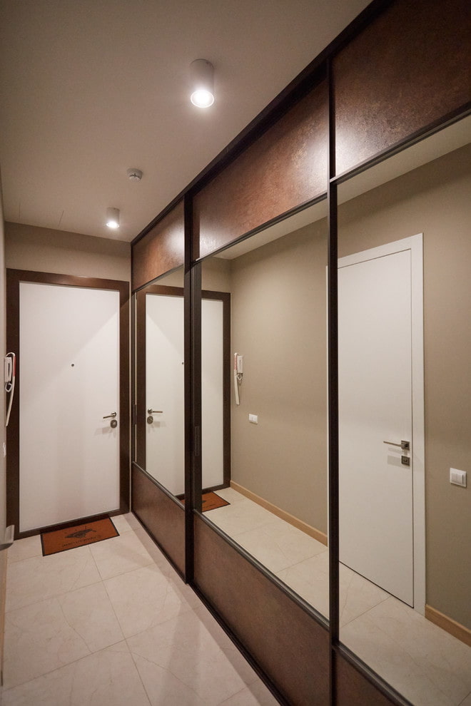 Diseño de vestidor en el pasillo