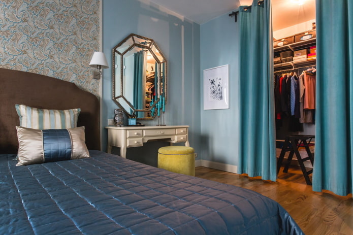 Vestidor tras una cortina en el interior del dormitorio
