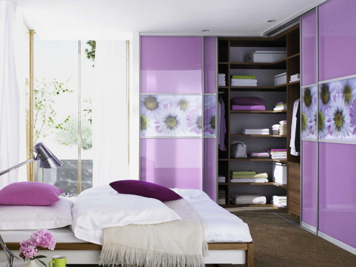 Vestidor esquinero en el interior del dormitorio