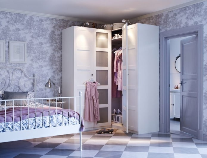 Vestidor esquinero en el interior del dormitorio