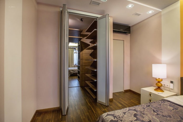vestidor en un nicho del interior del dormitorio