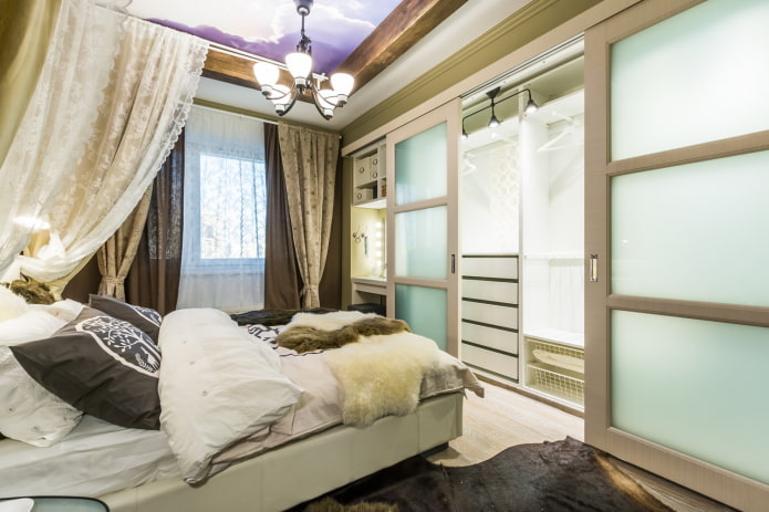 Vestidor en el interior de un dormitorio pequeño
