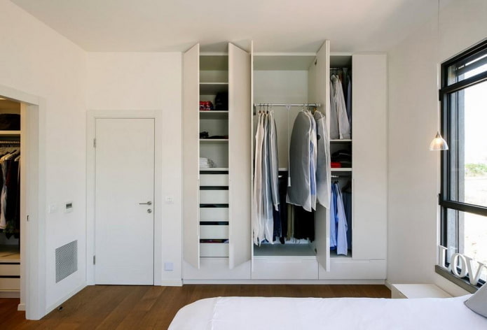 Cómo llenar el armario en el interior del dormitorio