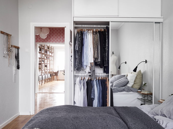 Vestidor en el interior de un dormitorio pequeño
