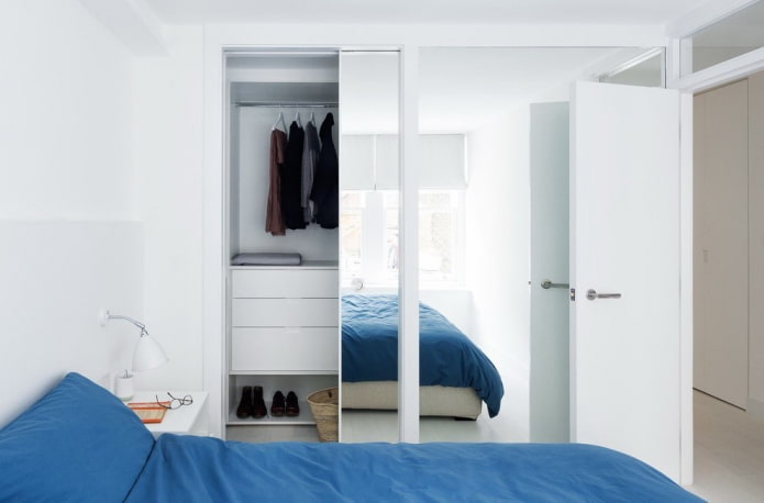 Vestidor en el interior de un dormitorio pequeño