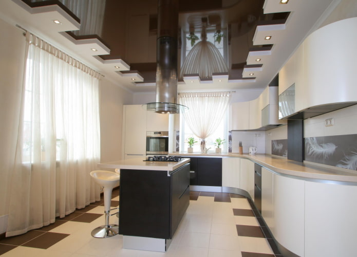 Construcción de placas de yeso con techo tensado en la cocina