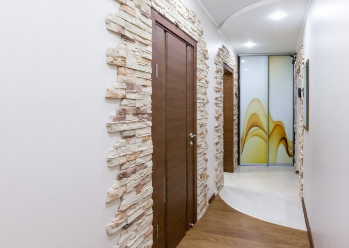 azulejos de yeso alrededor de la puerta en el interior