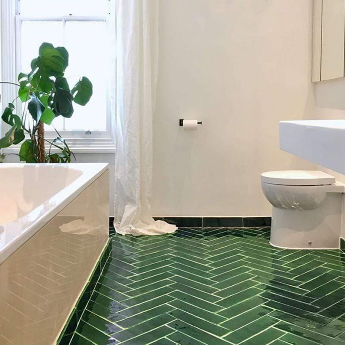 azulejo esmaltado en el suelo