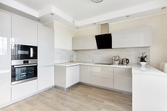cocina brillante con muebles altos