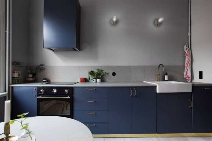 delantal gris en una cocina azul