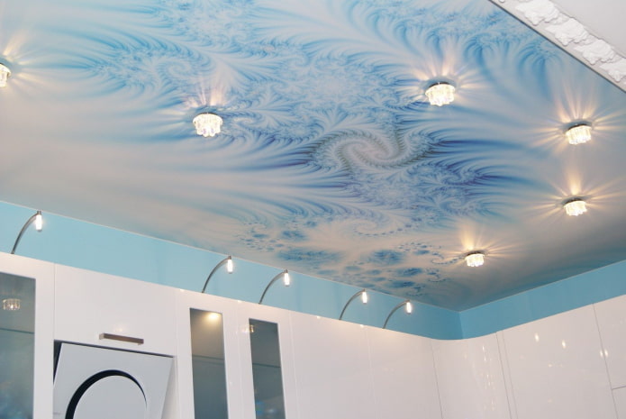 Estructura de techo blanca y azul con focos
