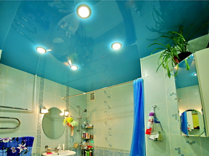 tela elástica azul en el baño