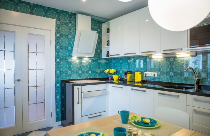 Cocina con papel pintado azul