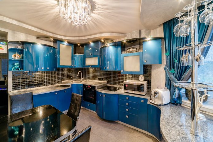 Interior beige y azul de una cocina moderna