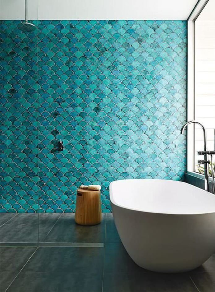 baño con una pared azul acentuada