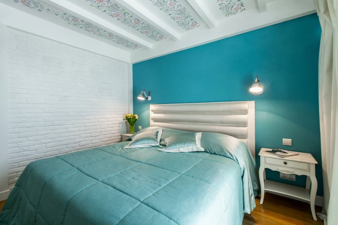 Pared de acento azul en el dormitorio