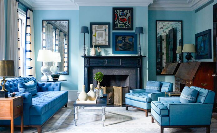 Interior de salón en azul y celeste con chimenea