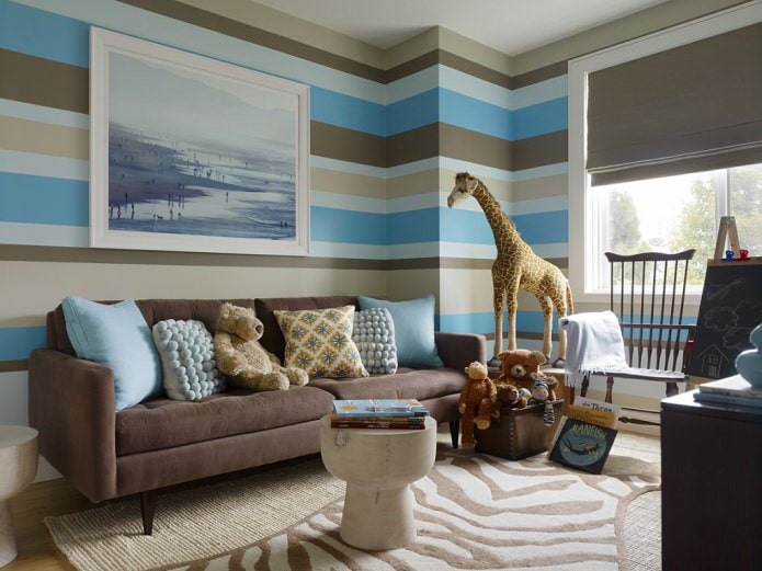 Interior de habitación infantil marrón y azul con papel pintado a rayas