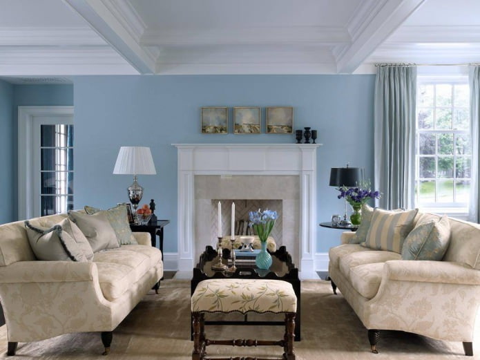 Interior de sala de estar beige y azul