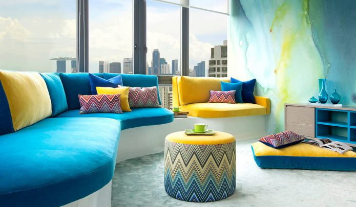 Amarillo y azul en el interior de la habitación