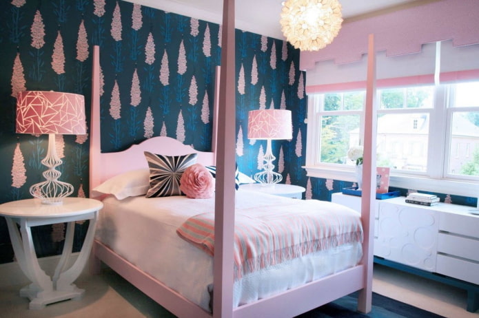 Interior azul y rosa de una habitación infantil