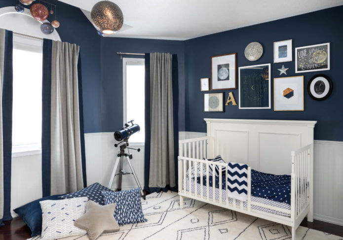 Interior azul y blanco de una habitación infantil
